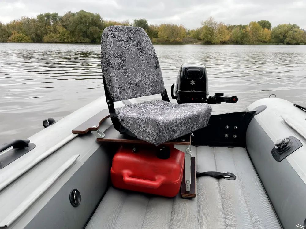 Лодка кресло для рыбалки. Кресло для лодки. Кресло в лодку ПВХ полный комплект. Кресло в лодку ПВХ полный комплект с занижением кокпит.