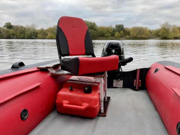 Кресло лодочное КОМФОРТ (винил/красный/черный)